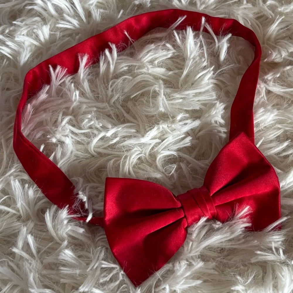 Bright red satin adjustable bow tie